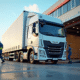 Camion de livraison moderne chargé au quai de déchargement