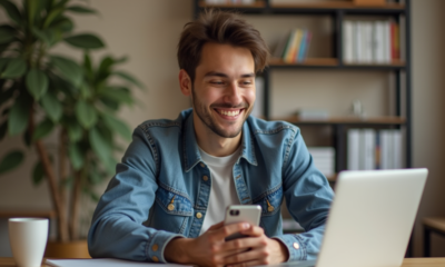 Etudiant universitaire souriant avec ordinateur et smartphone