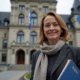 Femme québécoise en blazer devant l'assemblée nationale