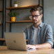Jeune homme concentré travaillant sur un ordinateur dans un espace coworking