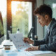 Jeune professionnel analysant des documents financiers avec lumière naturelle
